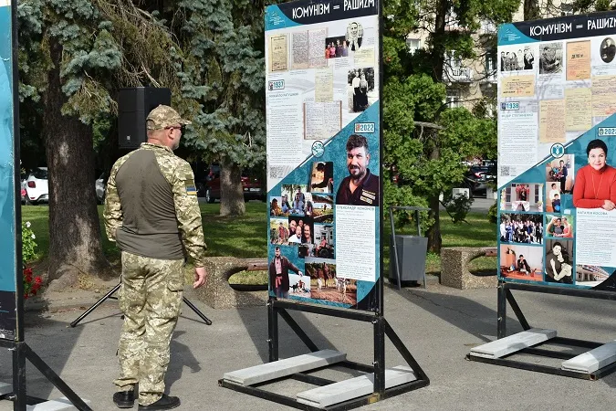 У Луцьку просто неба презентували виставку «Комунізм = Рашизм» (фото)