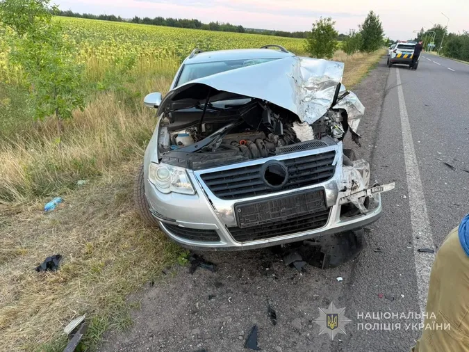 П'яний і без прав: на Волині водій Volkswagen влупився в Mercedes-Benz, є травмована (фото)