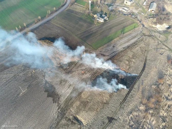 У Луцькому районі горіла суха трава на полях (фото)