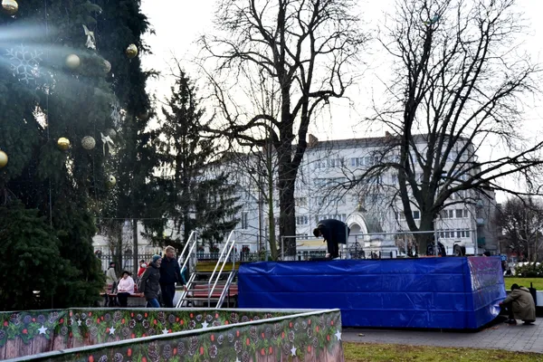 Як у Луцьку чепурять Театральний майдан до новорічно-різдвяних свят (фото)