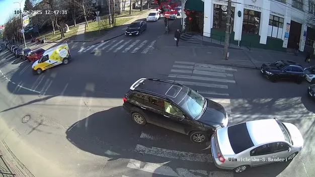 У центрі Луцька на переході зіткнулися Subaru та Volkswagen (відео)