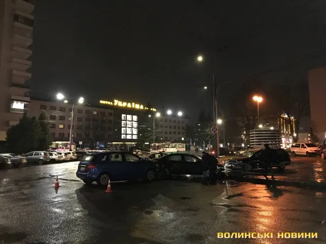 Аварія у центрі Луцька: одна з автівок «поцілувала» огорожу (фото, відео)
