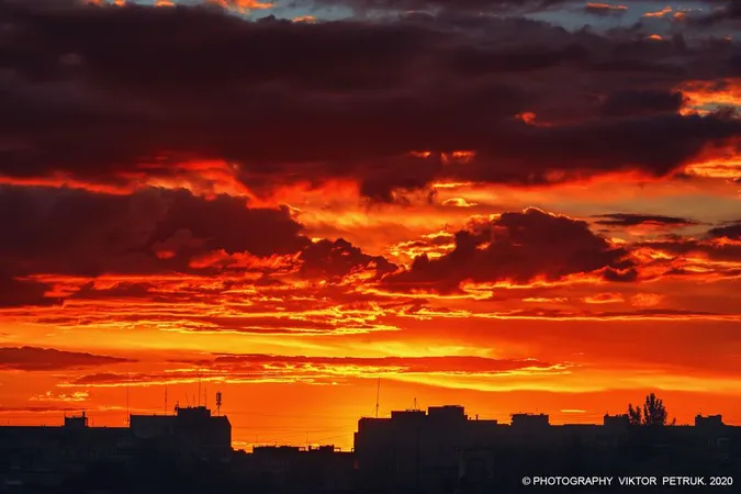 Літо попрощалося вогняним заходом сонця: фото з Луцька