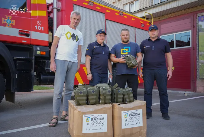 Благодійники передали аптечки для волинських рятувальників (фото)