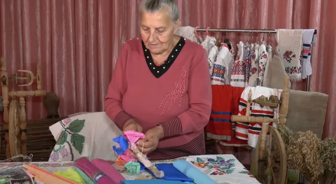 Волинянка відтворює автентичні весільні віночки (відео)