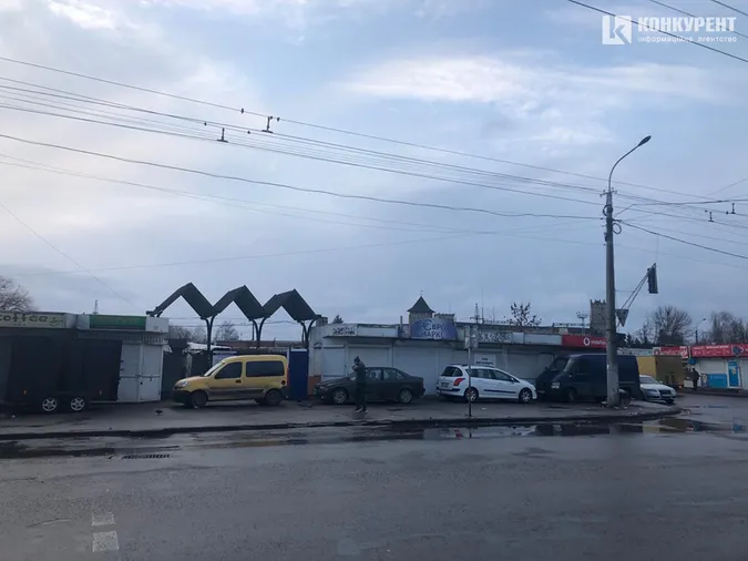 Підприємці забарикадували автомобілями Старий ринок у Луцьку (фото, відео)
