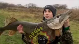 Трофейний улов: у Луцьку в Стиру підліток упіймав величезну щуку (відео)