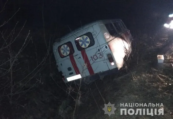 На Волині авто швидкої допомоги з пацієнтом злетіло у кювет (фото)