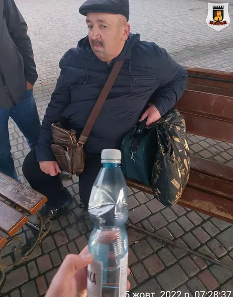 «На доріжку»: у Луцьку на автостанції викрили «алкомаркет» на лавочці (фото)