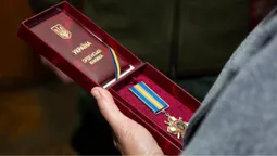 У Луцьку матері загиблого 20-річного азовця вручили нагороду «За мужність»  (фото)