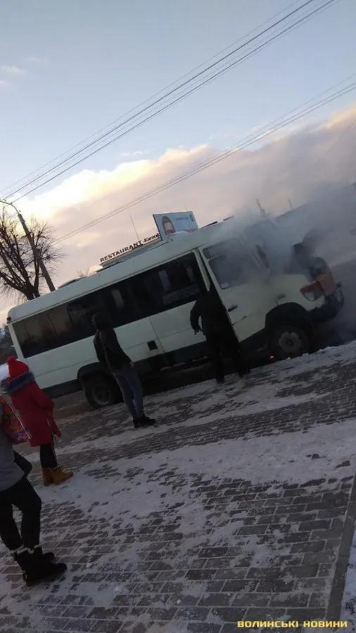 У Луцьку загорілася маршрутка, яка перевозила людей (фото)
