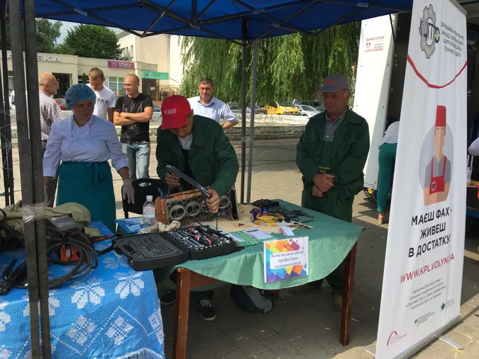 У центрі Луцька пропонують роботу або нову професію (фото)