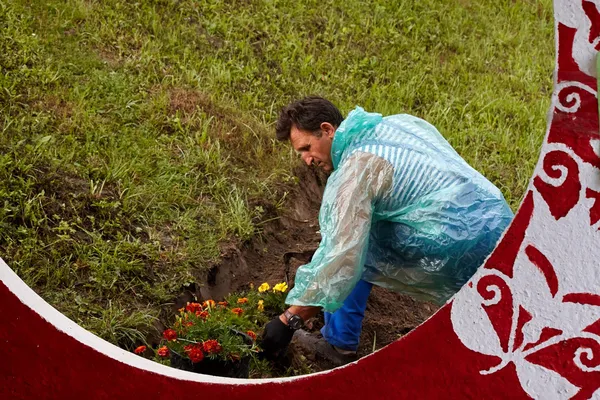 Луцький скульптор заквітчав соняхами 600 кілометрів волинських доріг (відео)