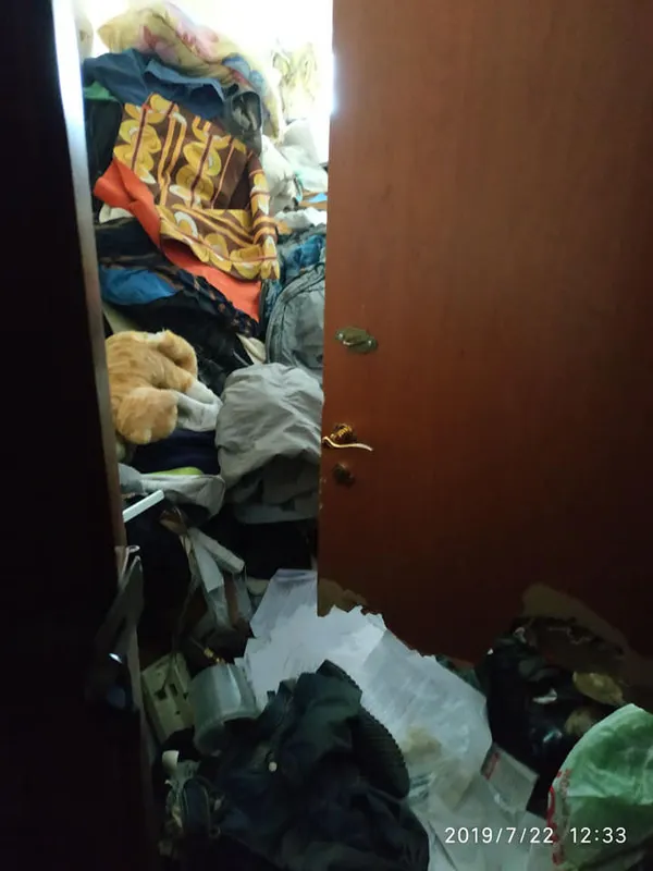 У Луцьку бруднуль змусили прибирати захаращені квартиру та під'їзд (фото)