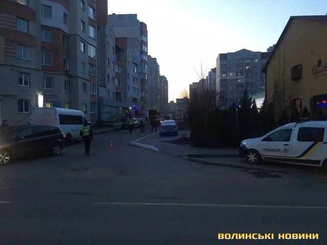 У Луцьку дитина потрапила під колеса автівки: її госпіталізували (фото)