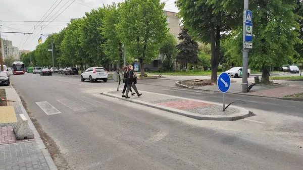 У Луцьку на Волі облаштовують «острівки безпеки»: чи зручні такі конструкції (фото, відео)