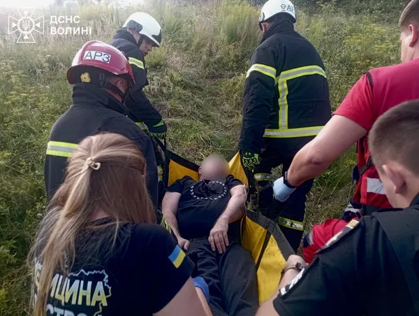 Стало зле під час руху: волинські рятувальники допомогли чоловіку, який застряг у багнюці (фото)