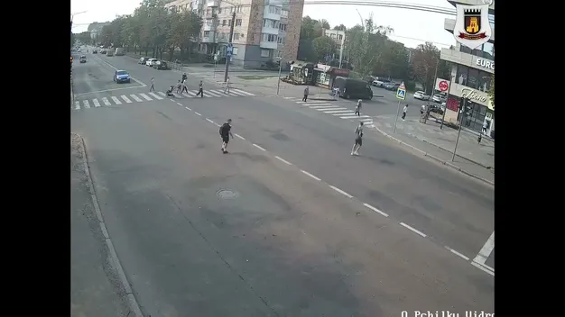 «Безсмертні»: лучани масово ігнорують пішохідний перехід на проспекті з інтенсивним рухом (відео)