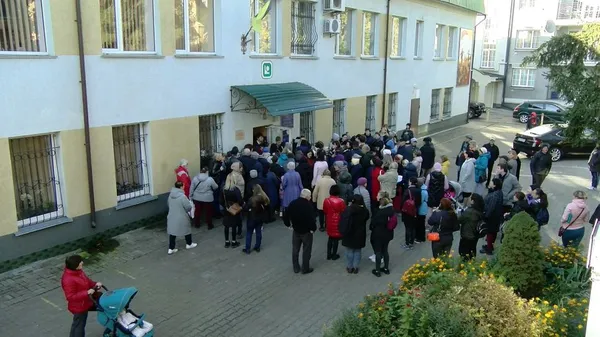 По 150 доларів від благодійників: у Луцьку – черги переселенців за виплатами (фото, відео)