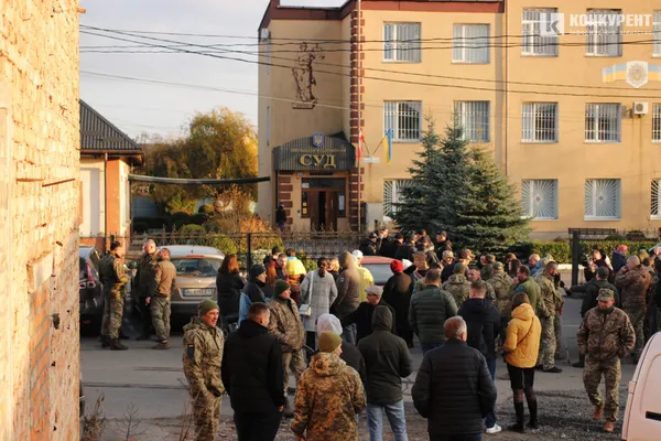 Люди на вулиці чекали на попа