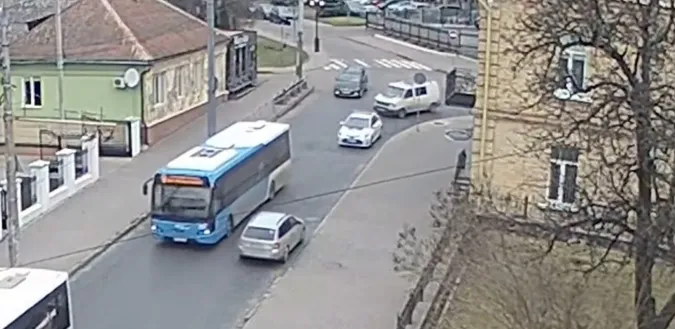У Луцьку водій, під час руху «проти шерсті», наткнувся на патрульних (відео)