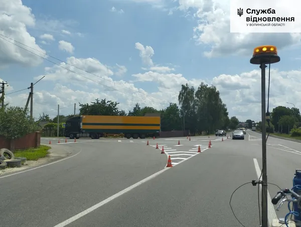 На Волині поновлюють розмітку на дорогах (фото)