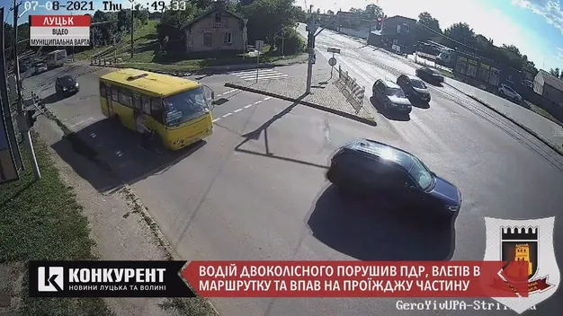 У Луцьку велосипедист намагався «підрізати» маршрутку (відео)