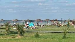 На Світязі досі купаються: відпочивальники насолоджуються «оксамитовим сезоном» (фото)