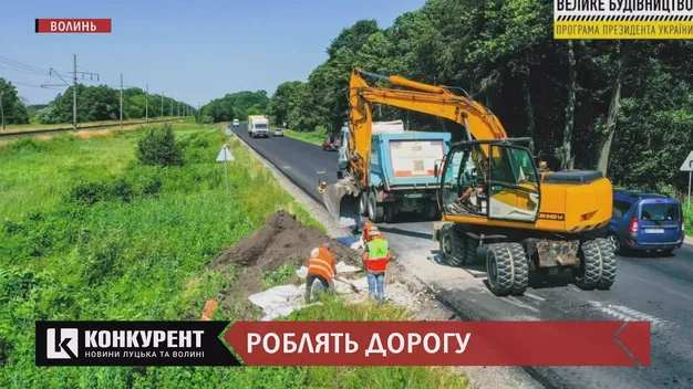 У Голобах асфальтують дорогу (фото, відео)