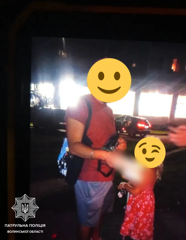 У Луцьку патрульні повернули батькові загублену дитину (фото)