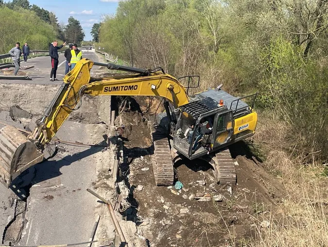В обвалі мосту на трасі Луцьк-Львів звинуватили водіїв (фото)