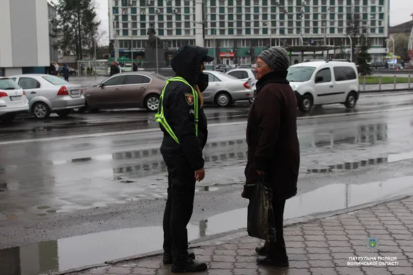 Патрульні навчали лучан правильно переходити дорогу (фото)