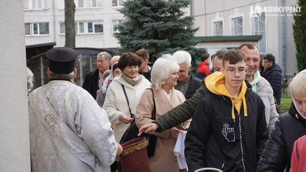 Війна і Воскресіння: у Луцьку святять паски у суботу і без свічок (фото)