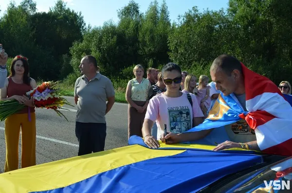 Повернення героя: громада на Волині зустріла звільненого з полону Сергія Тимошука (фото)