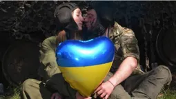 «Руки трусилися та плуталися слова»: танкіст романтично освідчився своїй коханій у її день народження (фото)
