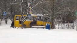 На Карбишева в Луцьку люди викопували і пхали маршрутку (відео)