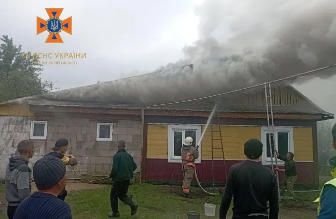 Коротке замикання електромережі: на Камінь-Каширщині горів дерев'яний будинок (фото)