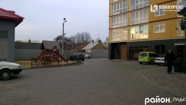 В дворі будинку зовсім мало місця, тому тут вмістилося трохи більше десятка паркувальних місць і невеличка дитяча гірка