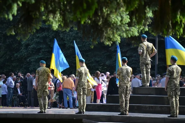 Мовчки та зі сльозами: у Луцьку вшанували пам'ять жертв Другої світової війни (фото)