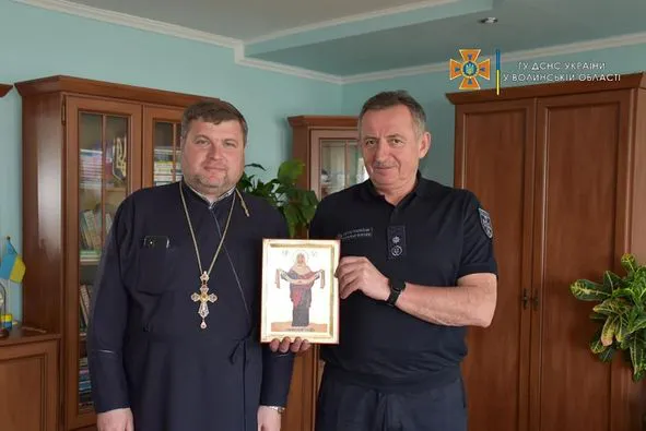 Волинські рятувальники передали у Харків 8 тонн допомоги та ікону від митрополита Михаїла (фото)