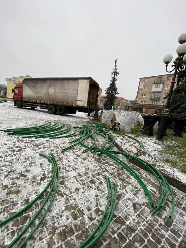 У Ковелі вже почали монтаж ялинки і святкових декорацій (фото)
