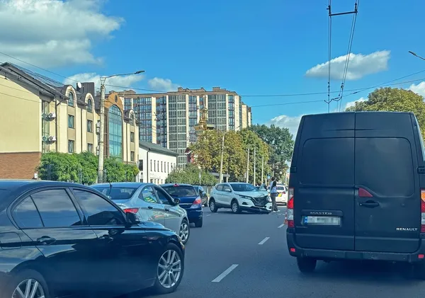Мотоцикліст – у лікарні: деталі аварії у Луцьку на Рівненській (фото)