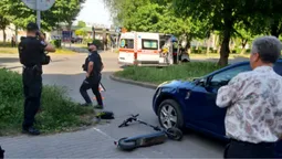 У Луцьку дитина на швидкості протаранила автівку на самокаті (фото)