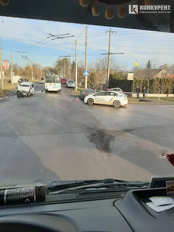 Біля Луцька зіткнулися три автомобілі: один відкинуло у кювет (фото)