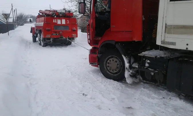 Дві «швидкі», два тролейбуси, 18 вантажівок: волинські рятувальники допомагають водіям (фото)