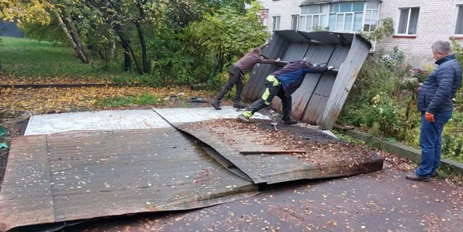 У Луцьку муніципали розібрали незаконний гараж (фото)