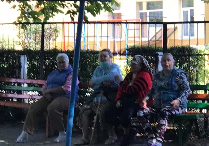 Лаяли, били палицею і забирали велосипеди: в Луцьку бабусі влаштували розбірки з дітьми(відео)