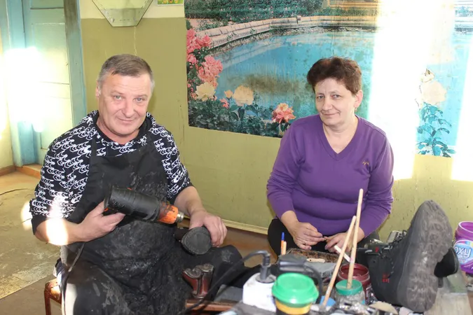 На Волині подружжя кілька десятків років займається чоботярською справою