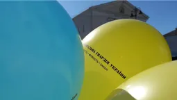 У центрі Луцька нацгвардійці роздають усім синьо-жовті кульки (фото)