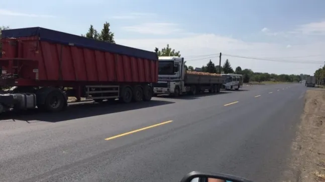 Деякі ділянки дороги Луцьк-Львів «попливли» через «гудронову» основу